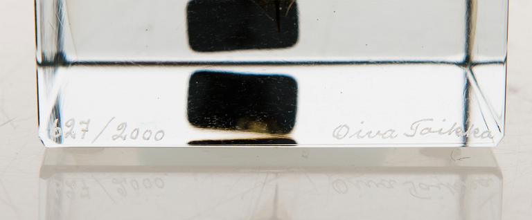 OIVA TOIKKA, An annual glass cube, signed Oiva Toikka Nuutajärvi 1983 and numbered 627/2000.