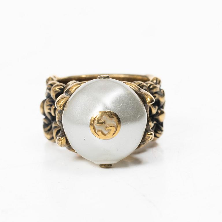 Gucci, Translation: "ring with a pearl".