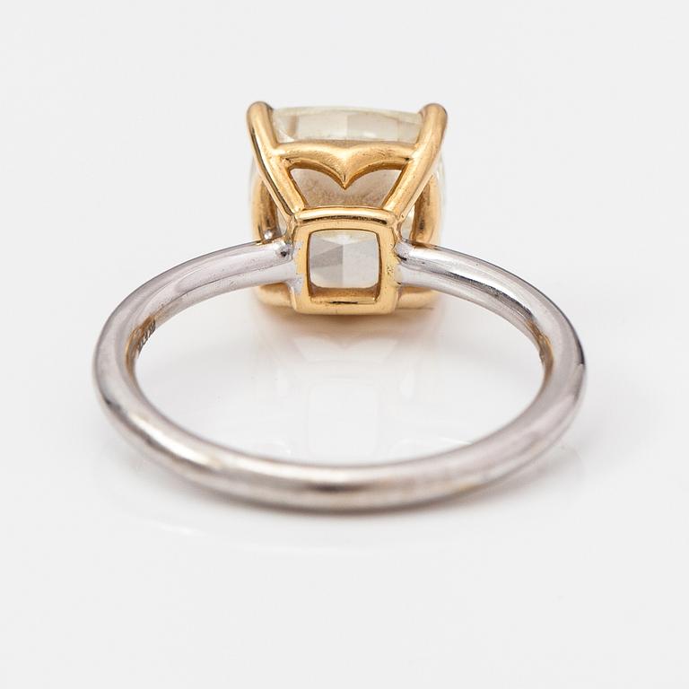 An 18K gold ring with a ca. 3.18 ct cushion cut diamond according to GIA certificate.