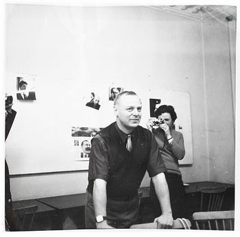 KAMERA samt FOTOGRAFI. Christer Strömholm fotad i skola, 1960-tal.