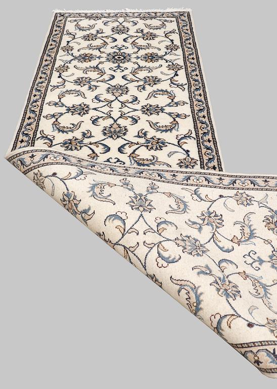 A Nain runner, approx. 286 x 80 cm.