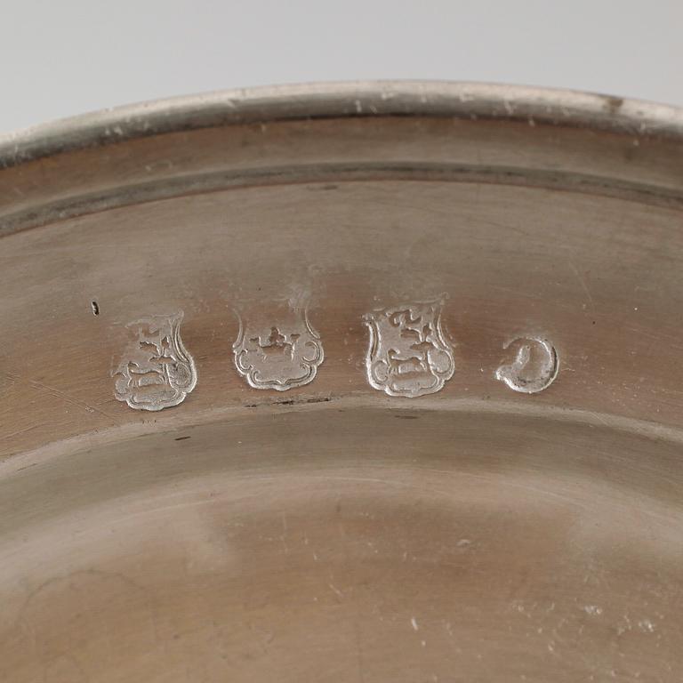 TALLRIKAR, 4 st, tenn, svenska stämplar, 1700-tal.