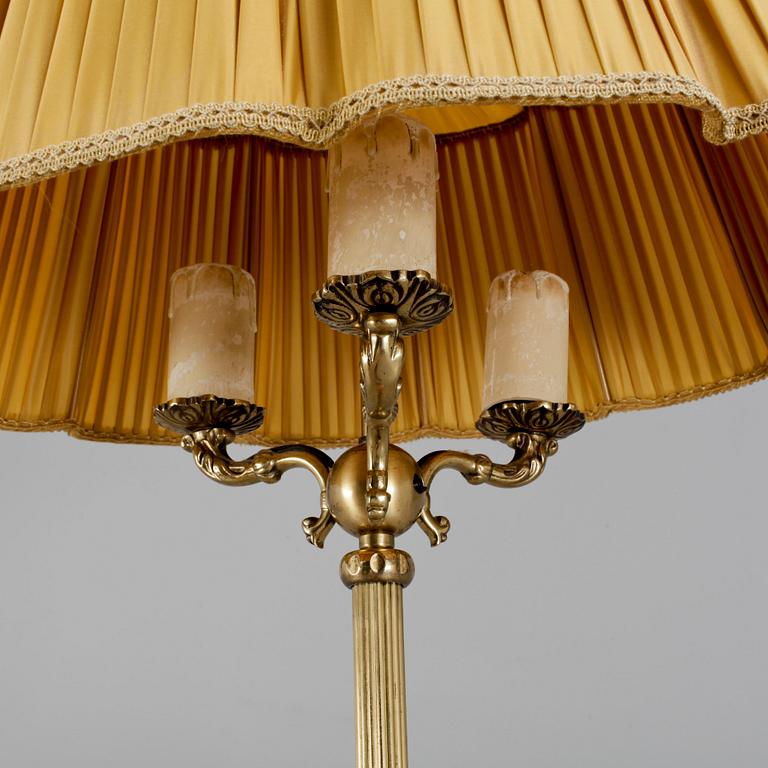GOLVLAMPA, omkring 1900-talets mitt.