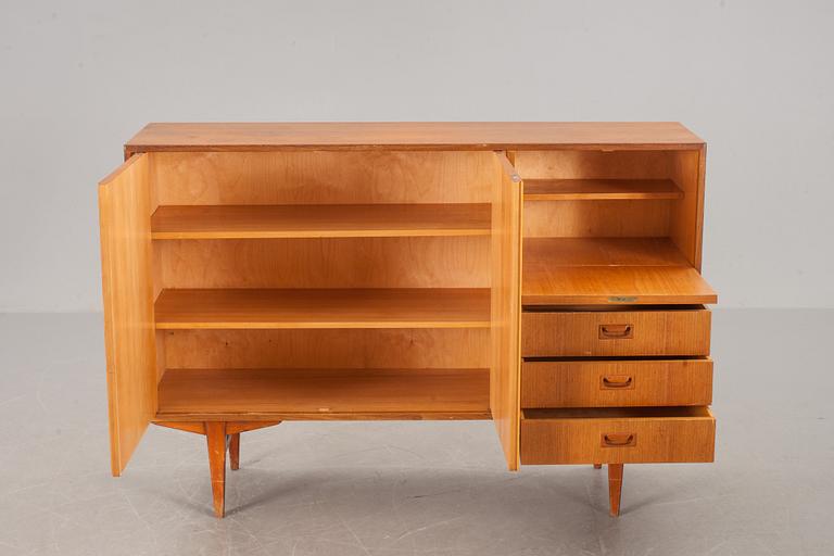 SIDEBOARD.  1900-talets andra hälft.