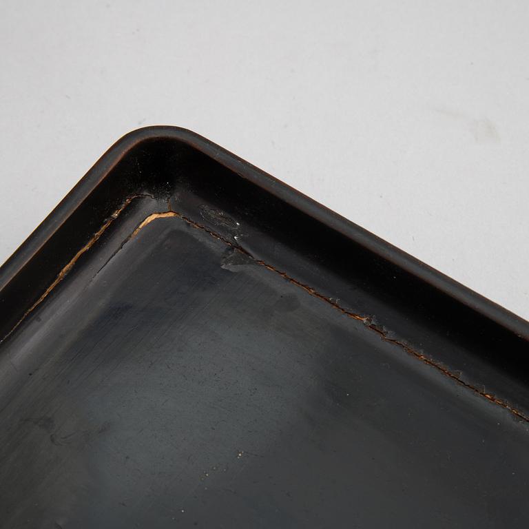 Brickor, två stycken, lackarbeten, Japan, 1900-talets första hälft.