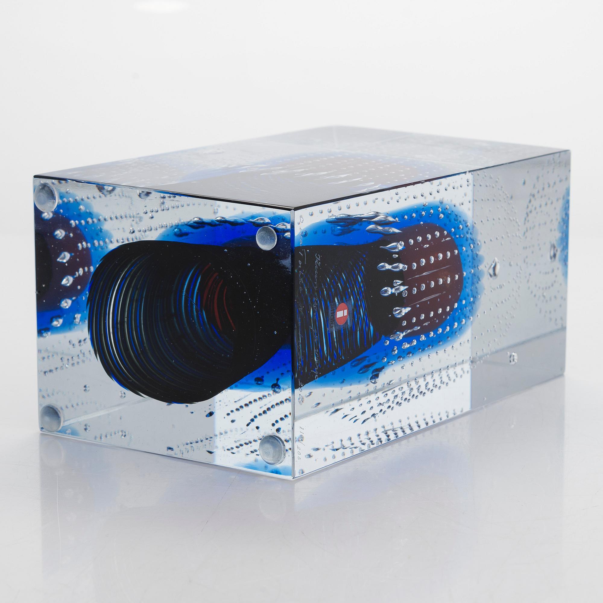 Oiva Toikka, a jubilee cube 'Kuin uni ja varjo' (Like a dream and a shadow), signed Oiva Toikka Nuutajärvi 2009 114/200.