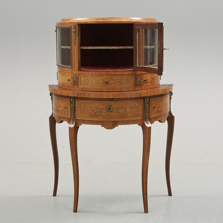 VITRINSKÅP. Gustaviansk stil, 1800/1900-tal.