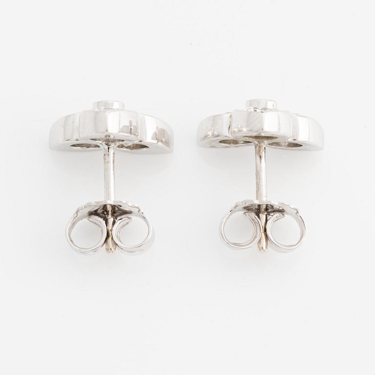 A pair of 18K white gold earrings with round brilliant-cut diamonds.
