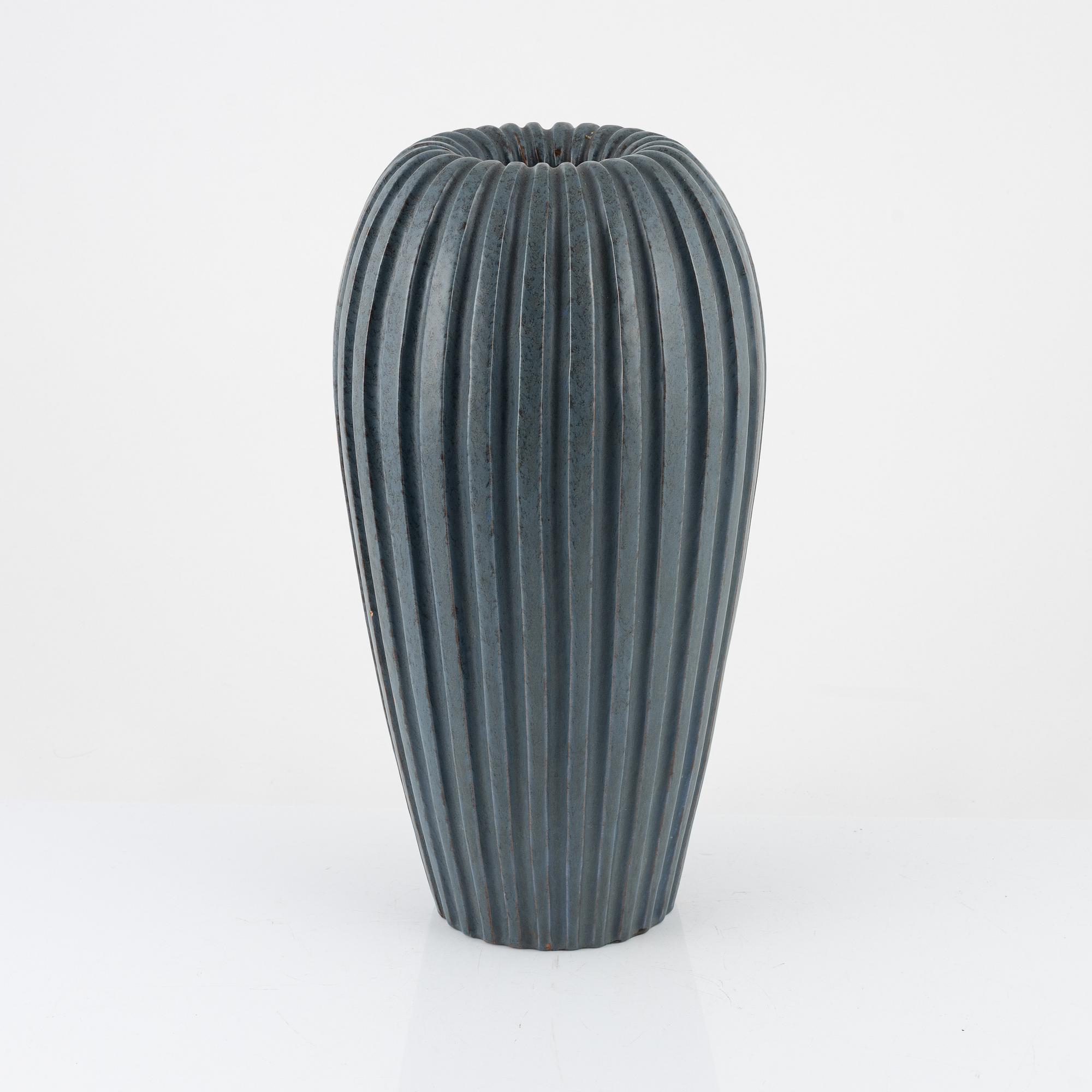 Vicke Lindstrand, a vase, Upsala-Ekeby, mid 20th Century.