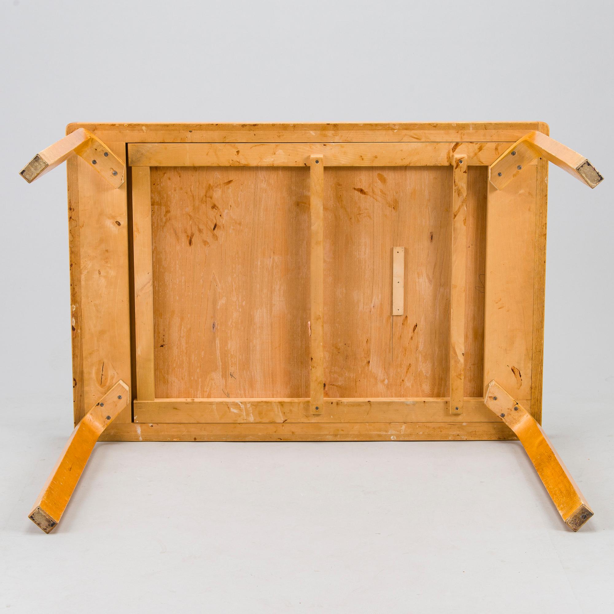 Aino Aalto, matbord, modell 95 A för O.Y. Huonekalu-ja Rakennustyötehdas A.B. 1900-talets mitt.