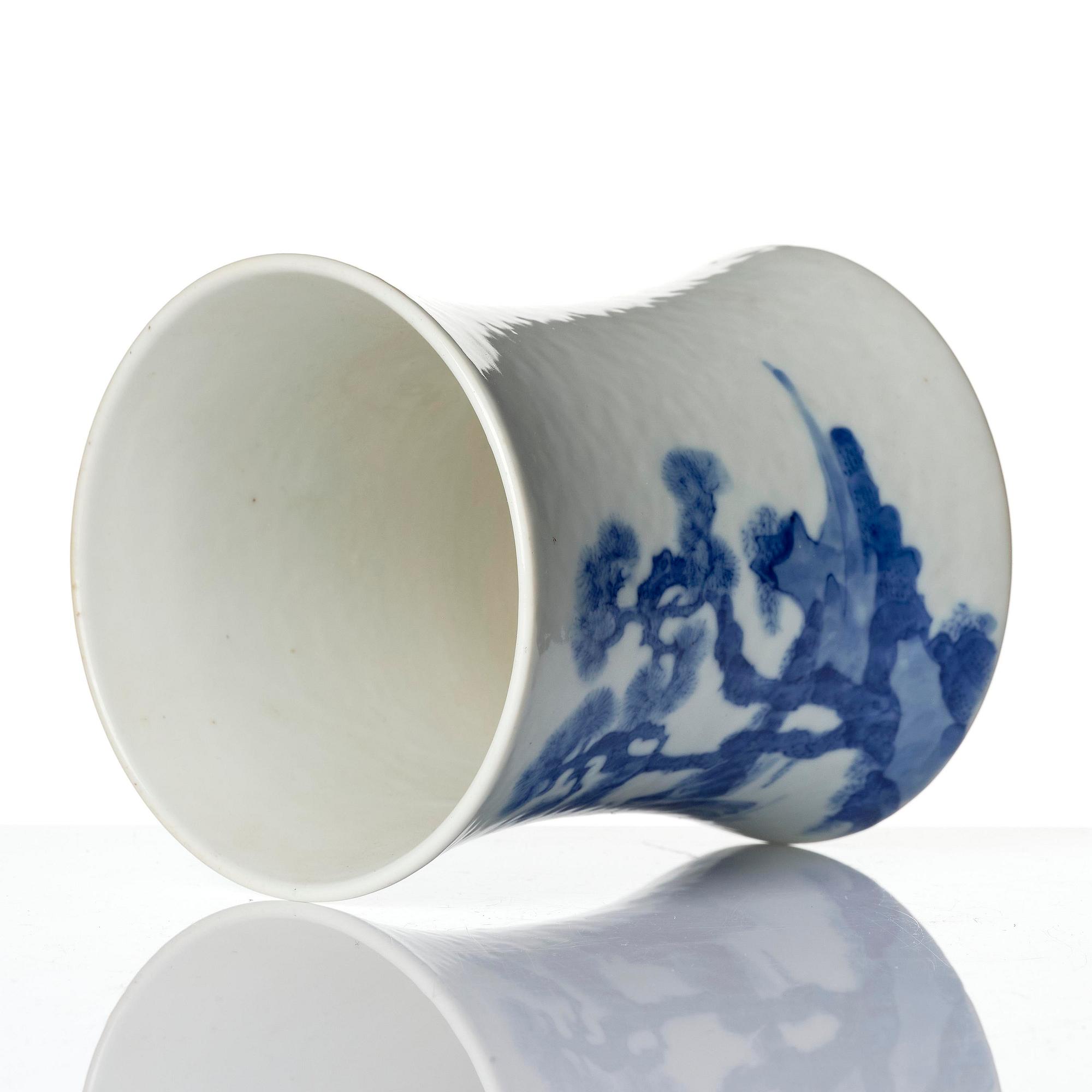 A blue and white brush-pot, bitong, Qing dynasty, 19th century with an apochrypal Kangxi mark.