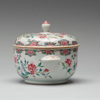 An imari tureen with cover, Qing dynasty, first half of the 18th century.