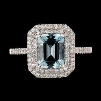 RING, 14k vitguld med akvamarin och små briljantslipade micropavé infattade diamanter. Vikt ca 3,2 gram.