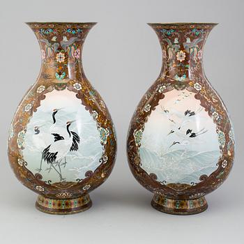 VASER, ett par, cloisonné. Japan, Meiji (1868-1912).