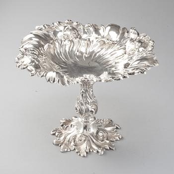 SKÅL PÅ FOT, silver, nyrokoko Gustaf Theodor Folcker, Stockholm 1855. Vikt c:a 1050 g.