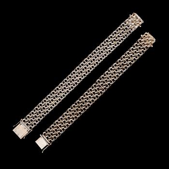 ARMBAND, 2 st, silver, 1900-talets andra hälft. Total vikt ca 55 g.