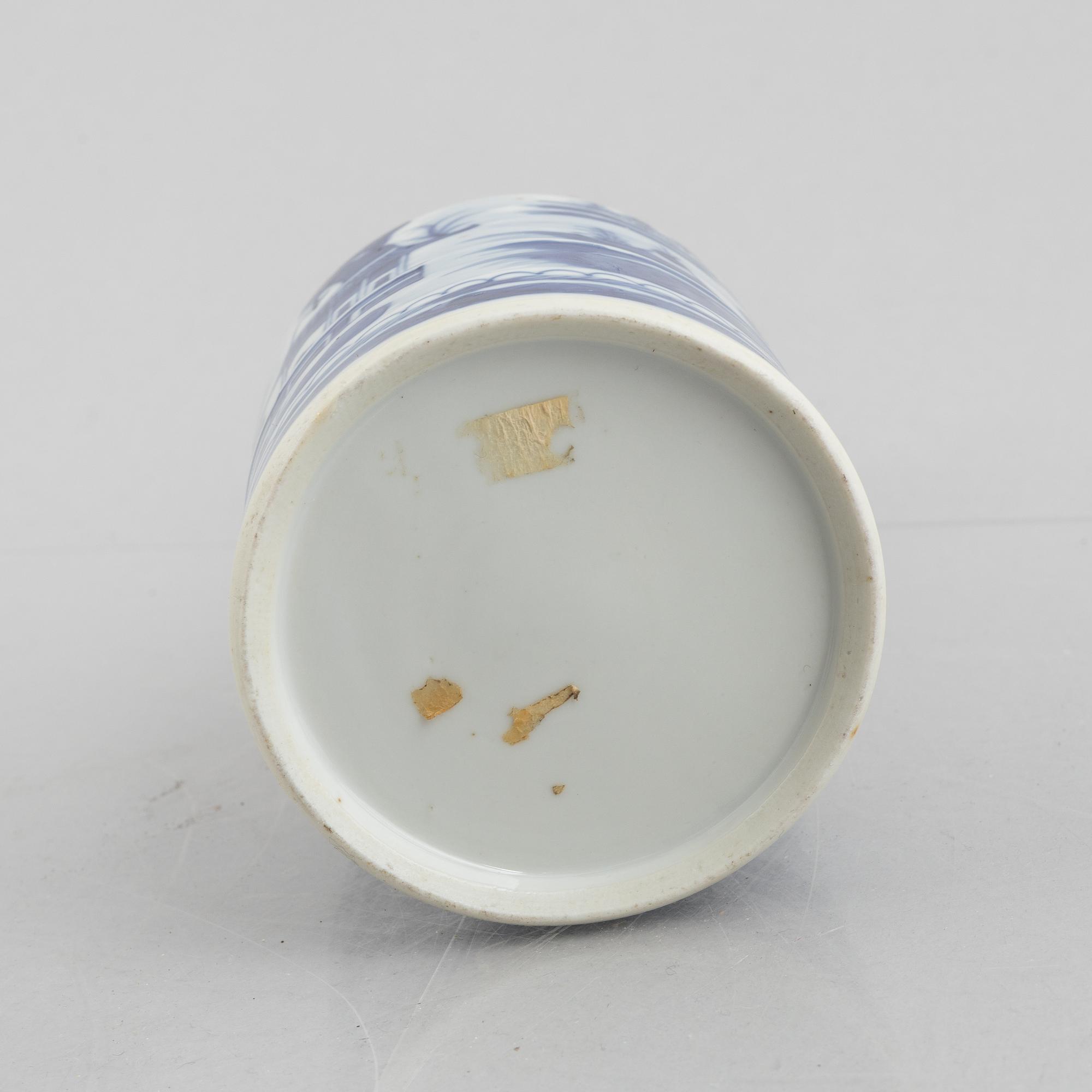 A blue and white bowl and bottle, China, Qing dynasty, 19th century.