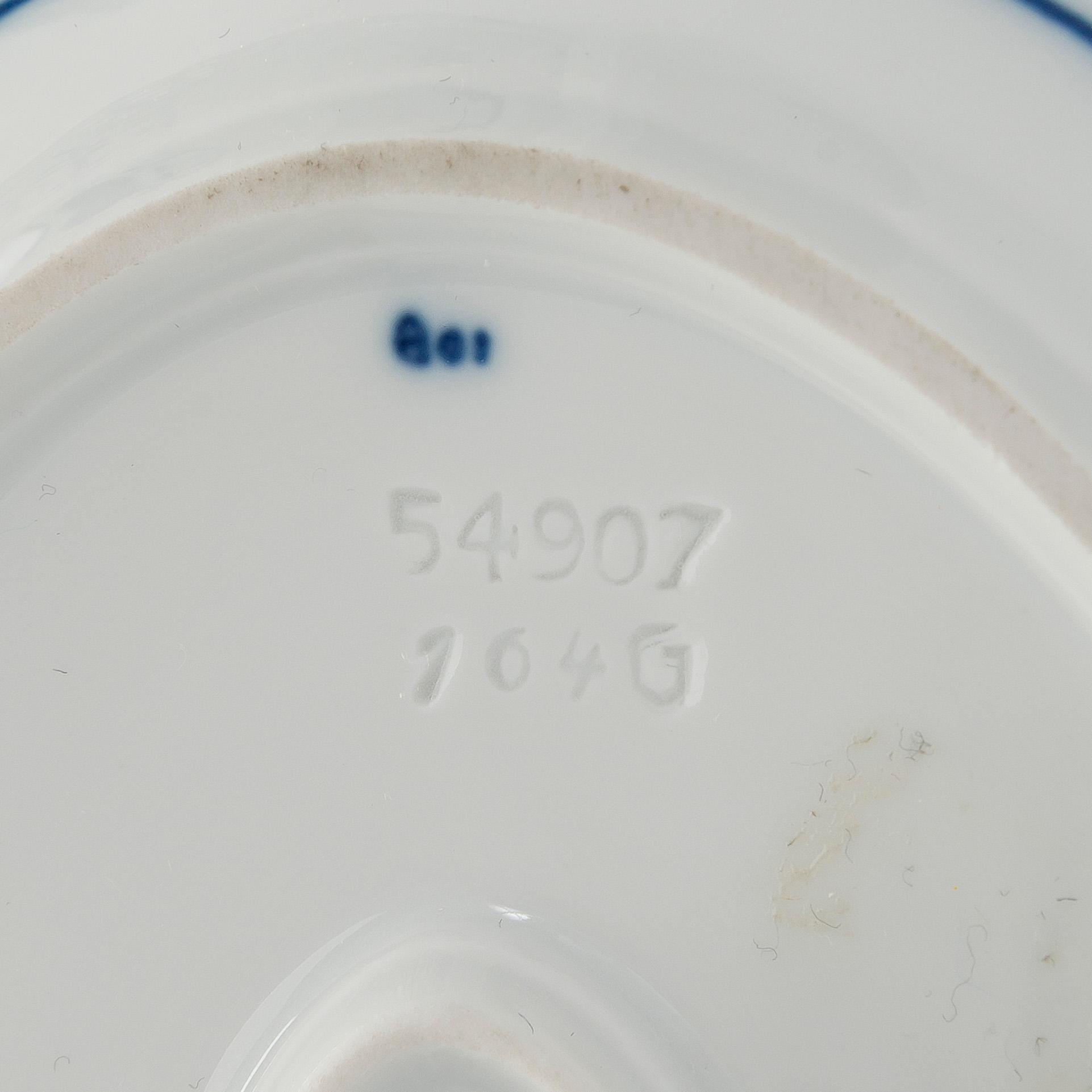 A set of 4 porcelain service pieces, "Onion pattern/Zwiebelmuster", Meissen and Teichert-Werke in Meissen, Germany.