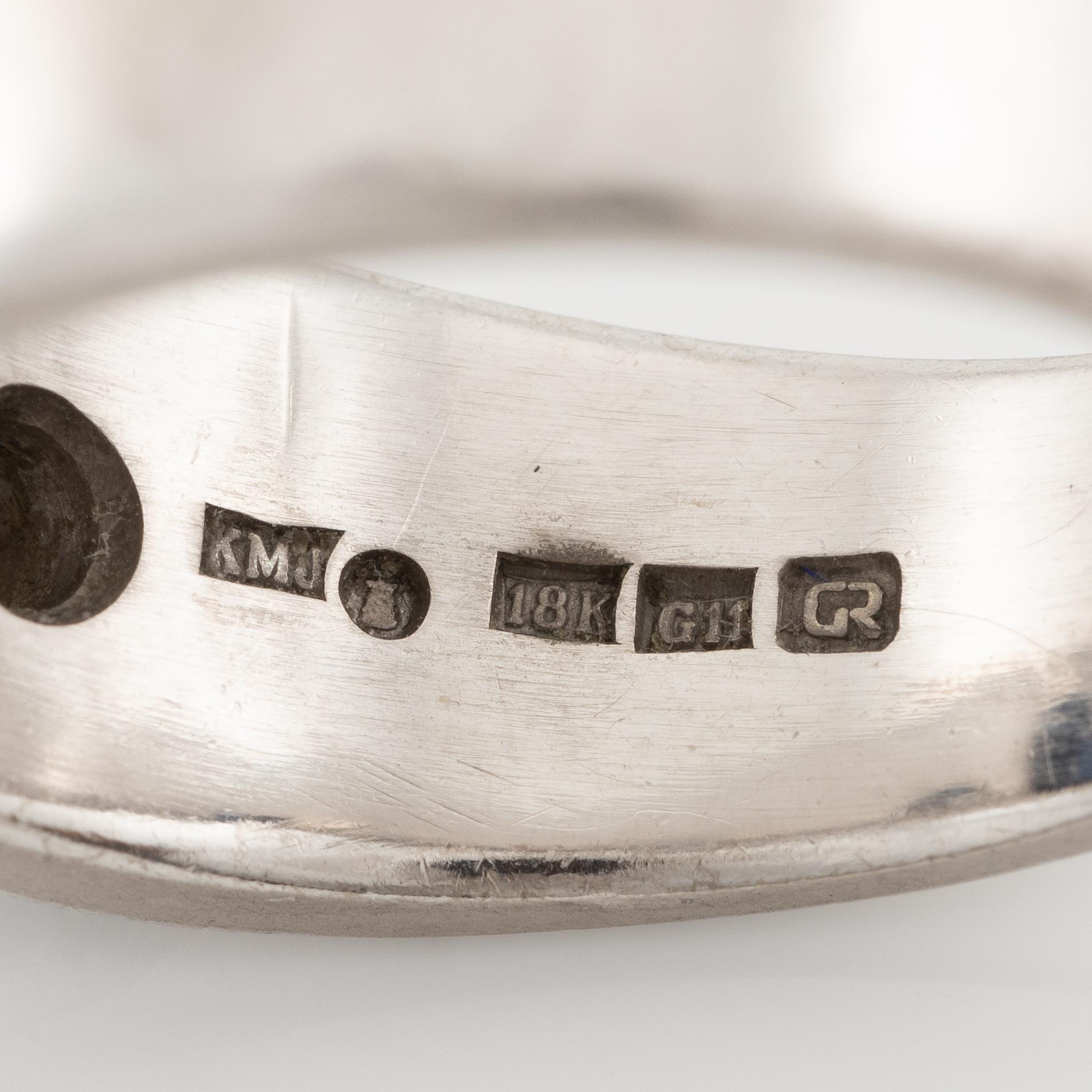 Ring in 18K white gold set with a cabochon-cut sapphire and brilliant-cut diamonds, Kenneth Magnell.