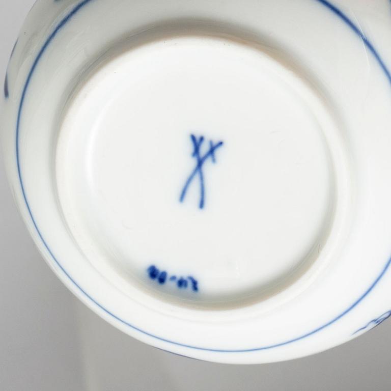 A Meissen part 'Blue Onion' coffee and dinner porcelain service, Germany, 20th century (33 pieces).