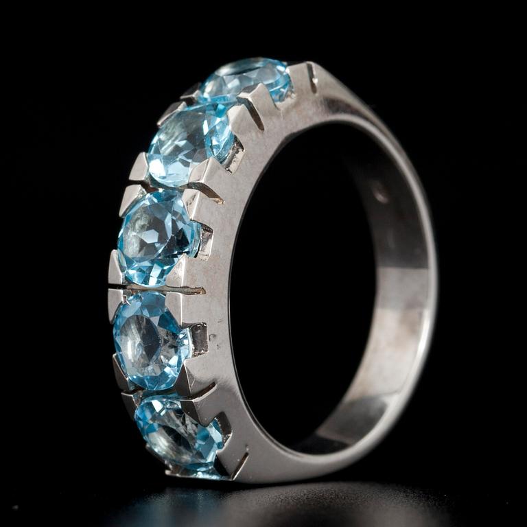 ALLIANSRING, vitguld 14K, 5 topaser, tot. 3,31 ct. Vikt 6,08 g.