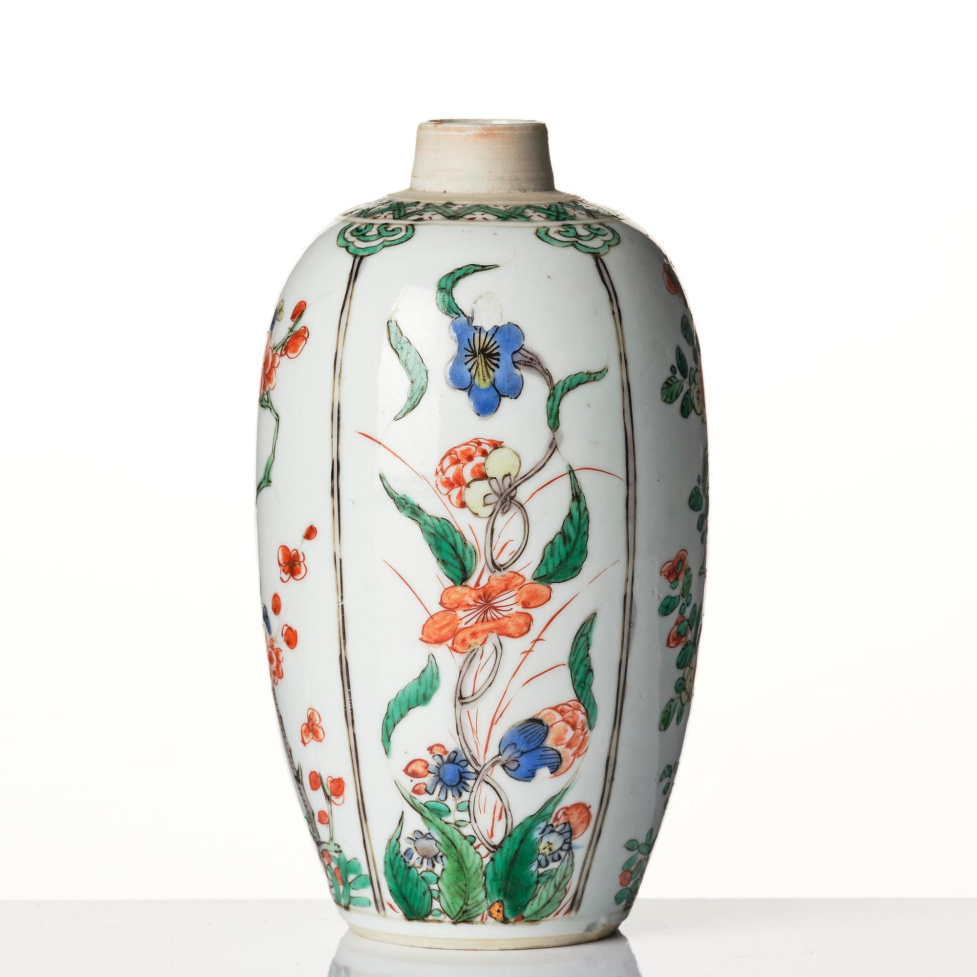 A famille verte bowl, tea caddy and mallet shaped vase, Qing dynasty, Kangxi (1662-1722).