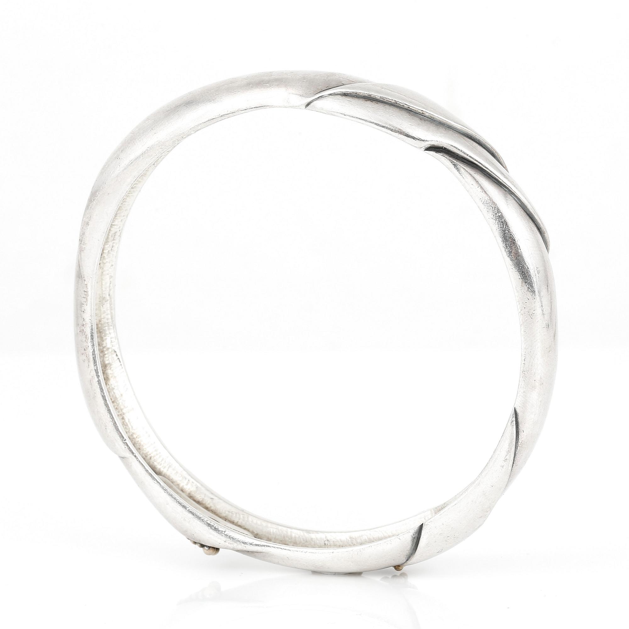 ARMRING, sterlingsilver och guld, Ole Kortzau för Georg Jensen, Danmark, efter 1945. Total vikt ca 57 g.