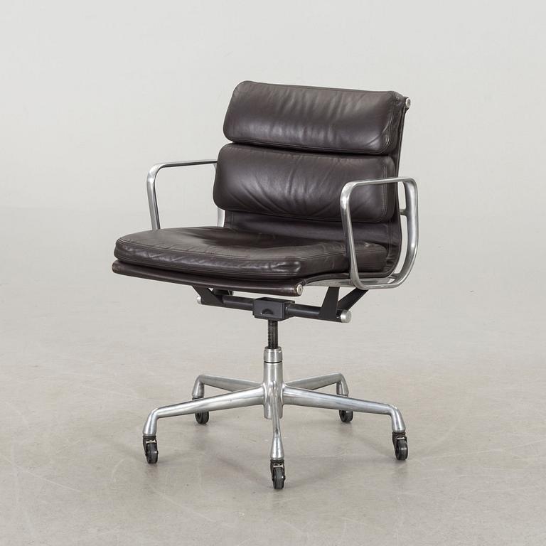 CHARLES & RAY EAMES, skrivbordsstol, "Soft pad chair". Herman Miller omkring 2000.