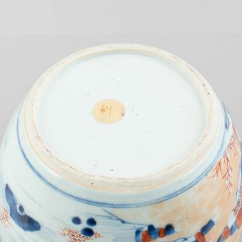 An Imari porcelain pot, China, Qing dynasty, 18th century.