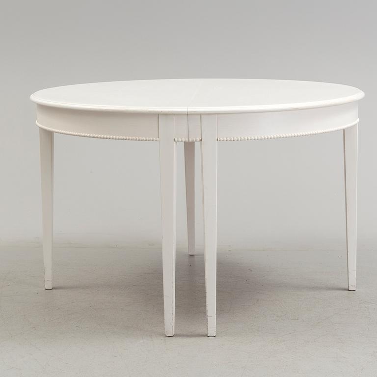 A late 20th century Gustavian style diningtable.