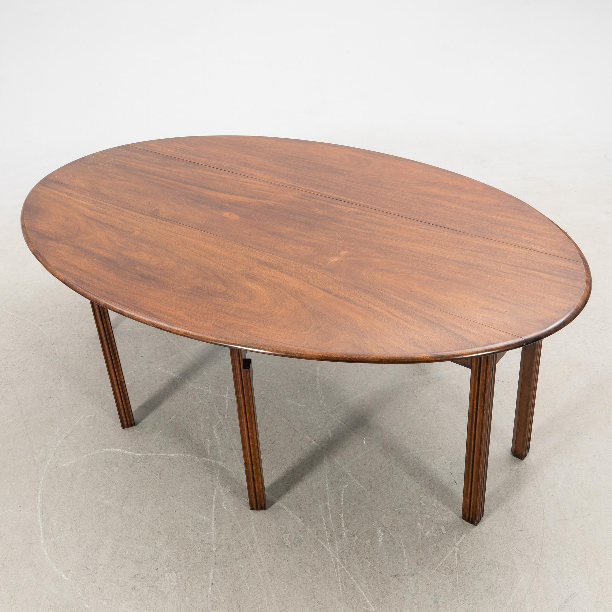 Dining group 11 dlrs England mid-20th century.