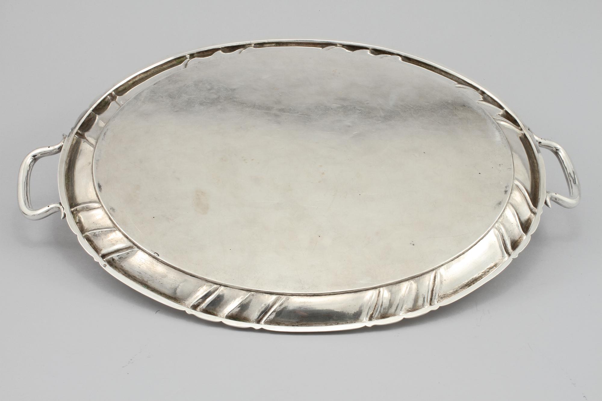BRICKA, silver, Österrike, 1900-tal. Vikt 1 340 gram.