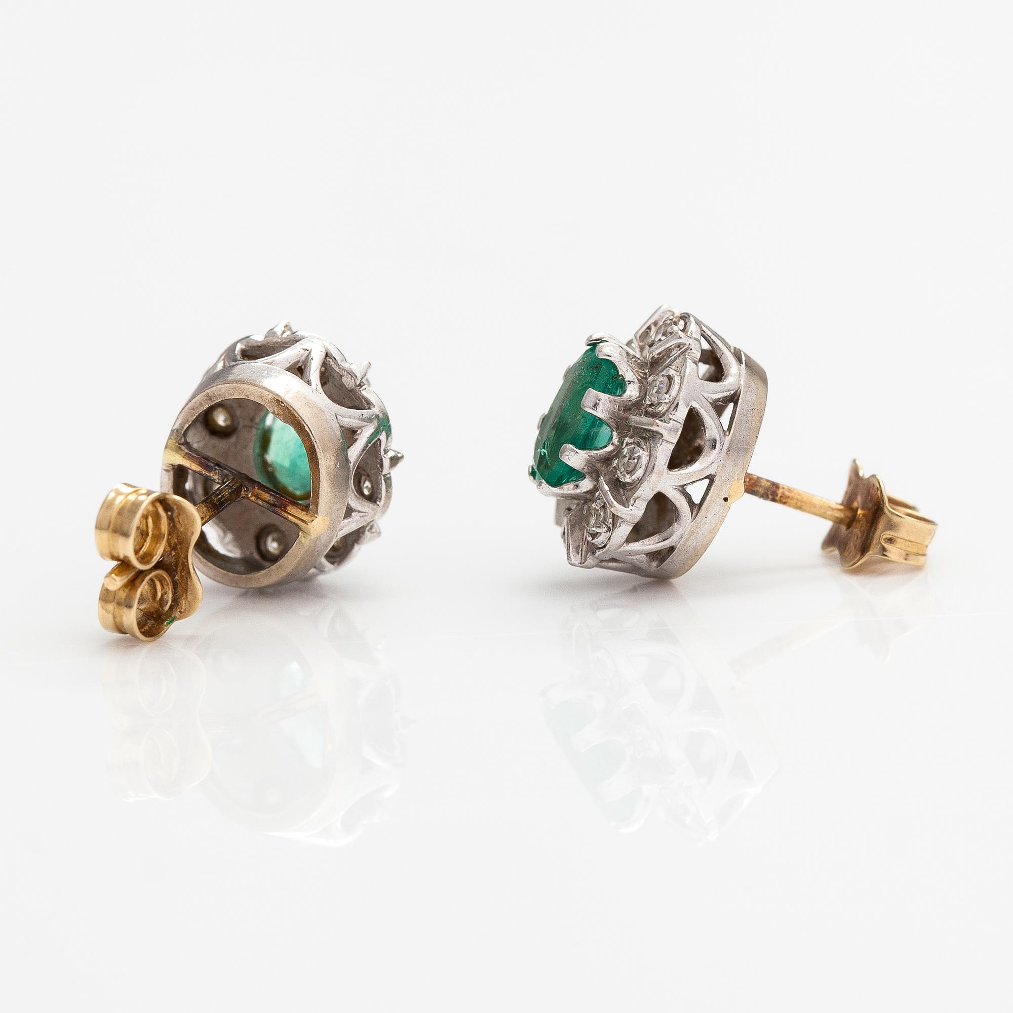 Örhängen, 14K guld, smaragder och diamanter ca 0.16 ct tot.