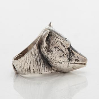 Eila Minkkinen, sormus, karhu, sterlinghopea, 2015.