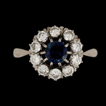 RING, 18k vitguld med safir och briljantslipade diamanter tot ca0,70ct. Stockholm, 1966. Vikt ca5g.
