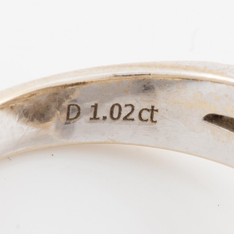 Ring, 18K white gold with a marquise-cut diamond and brilliant-cut diamonds.