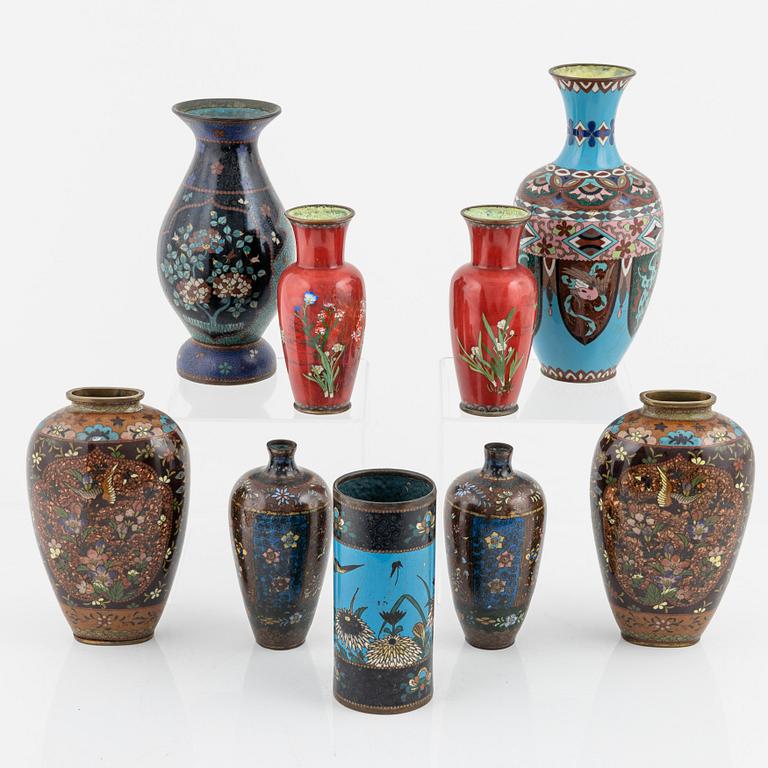 Vaser, nio stycken, cloisonne. Japan, 1900-tal.
