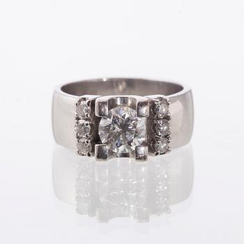 RING, 14K vitguld. Morris, briljantslipad diamant ca 1,00 ct, sidostenar tot. ca 0,30 ct. Vikt 10,8 g.