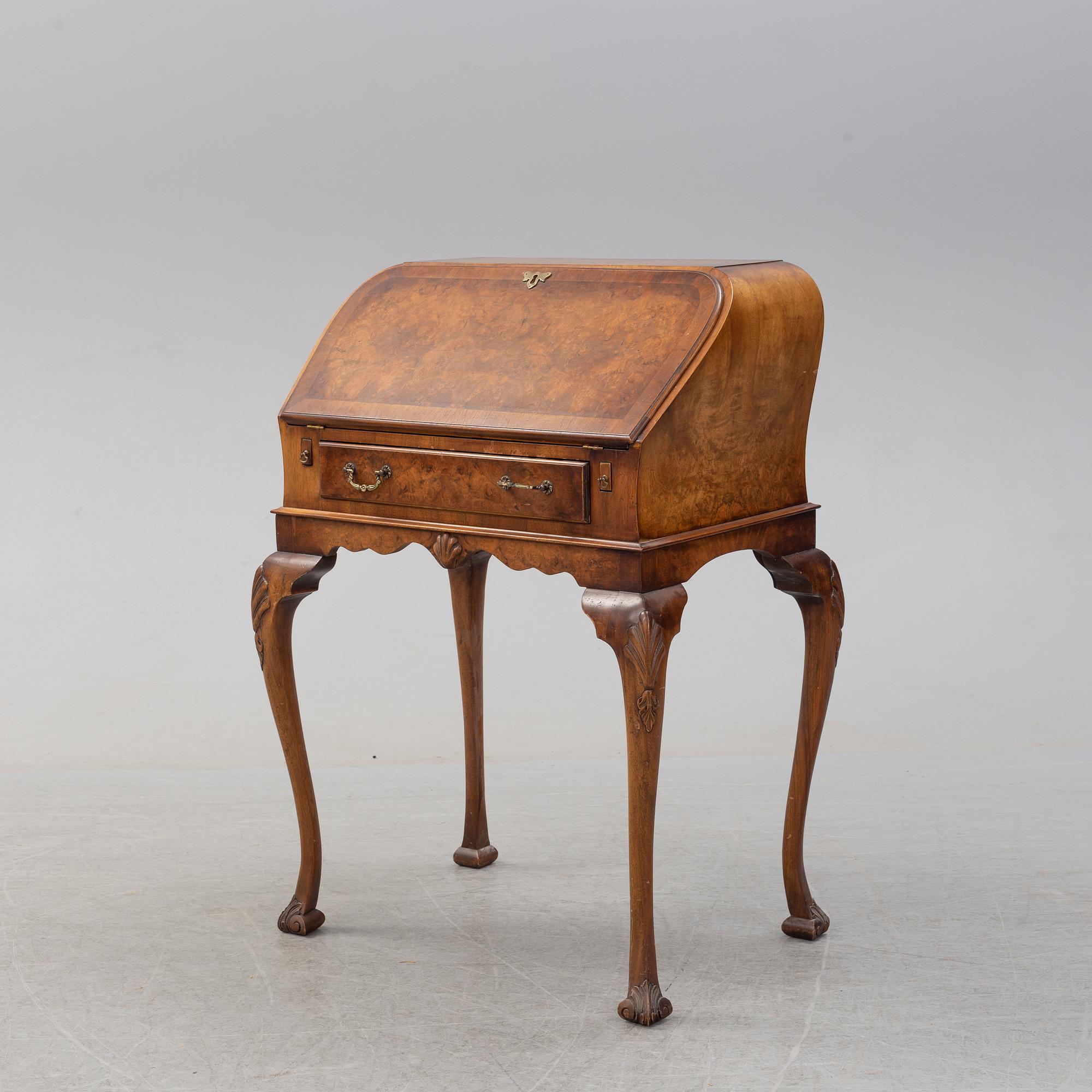 SECRETAIRE, Queen Anne-style, England, 20th century.
