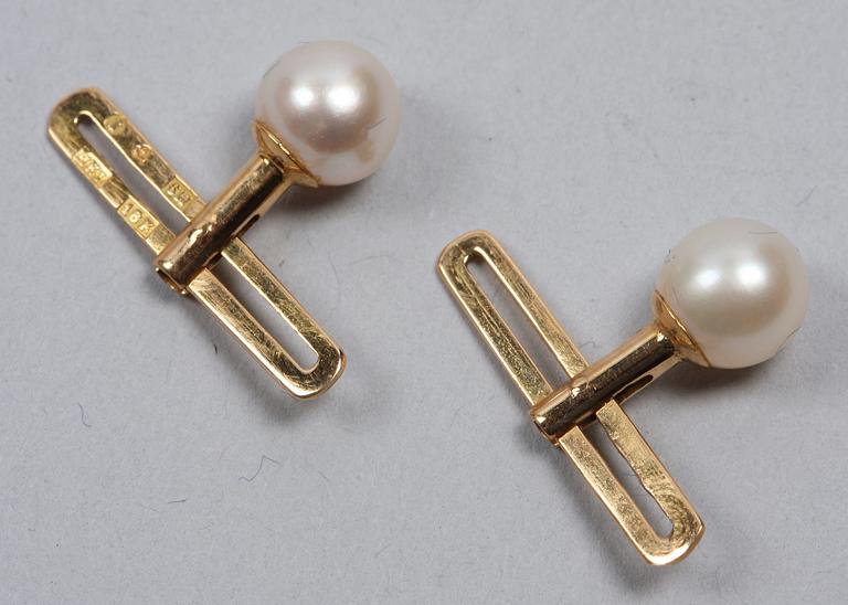 SKJORTKNAPPAR, ett par, 18 K guld samt pärlor, Stockholm, 1962.