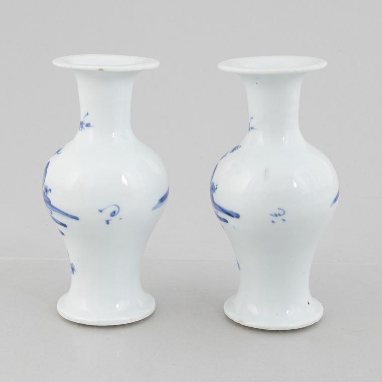 Vaser, ett par, porslin, Qingdynastin, 1800-tal.