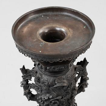 A Japanese bronze censer, Meiji (1868-1912).