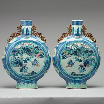 A pair of doucai moonflasks, Qing dynasty, 19th Century.