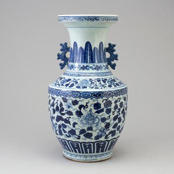 A large blue and white porcelain vase, Qing dynasty, late 18th/early 19th century.