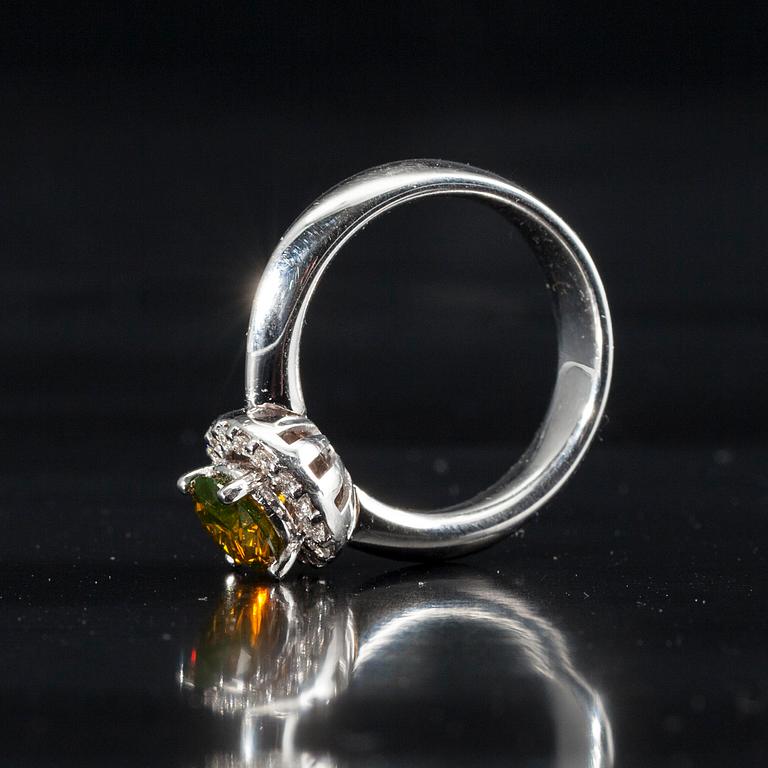 RING, 18K vitguld, briljantslipad diamant 1,11 ct. 16 st. diamanter tot. 0,22 ct. Vikt 8,8 g. Intyg.
