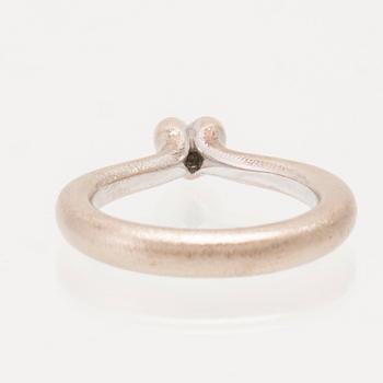 Ole Lynggaard ring "Heart" 18K vitguld med runda briljantslipade diamanter.