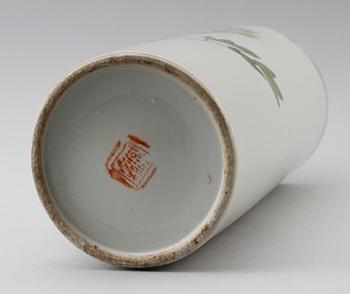 PENSELVAS, porslin, Kina, 1800-tal.