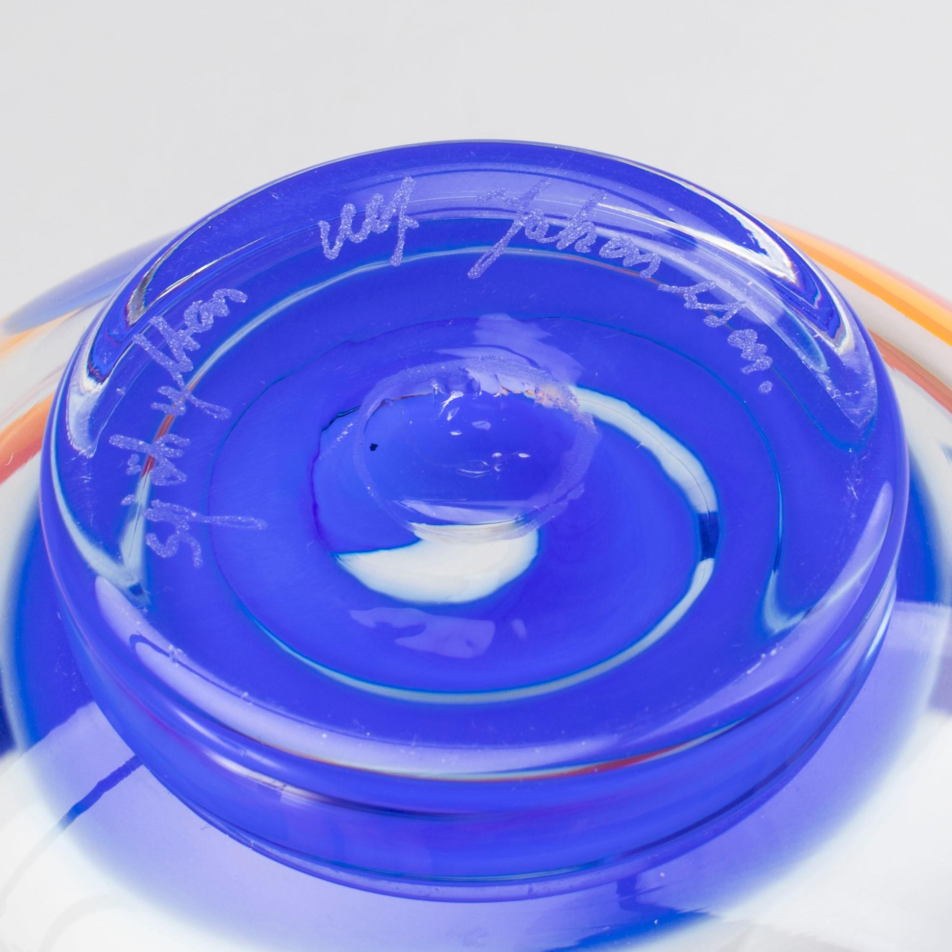 A GLASS BOWL BY ULF JOHANSSON FOR SJÖHYTTAN, SIGNED.