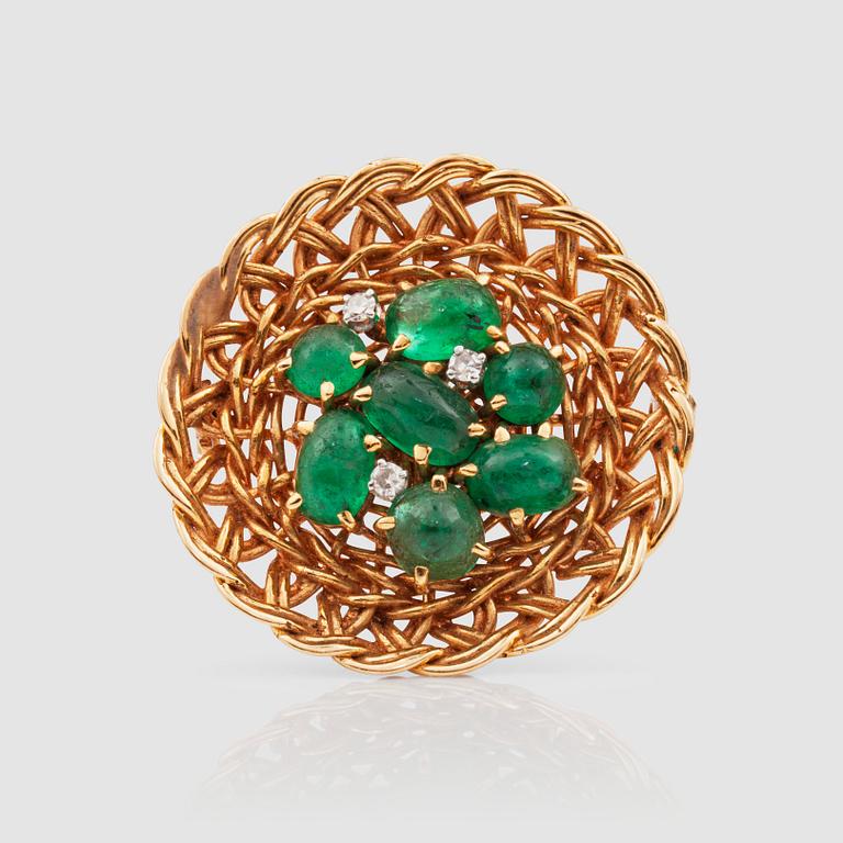 BROSCH, 18k guld med cabochonslipade smaragder och åttkantsslipade diamanter. Tillverkad av W.A Bolin. Vikt ca14g.