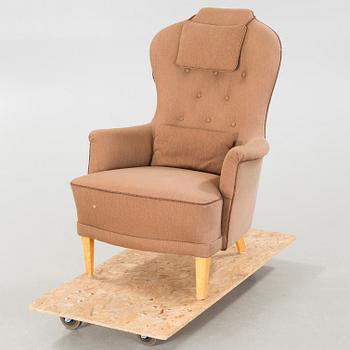 A "Farmor" lounge chair.